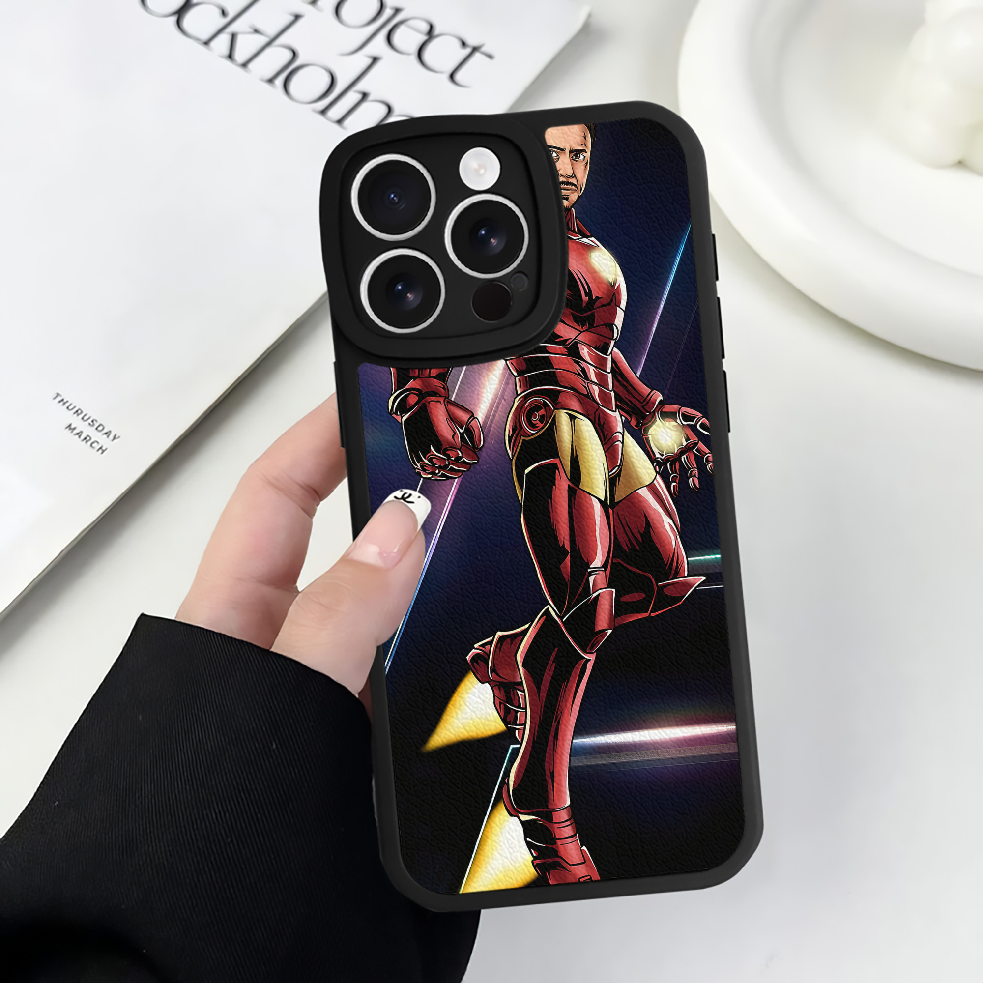 （画像用） アベンジャーズ The Avengers 【iPhone 16シリーズ対応】シリコンスマホケース（レザー調） 材質：シリコン
